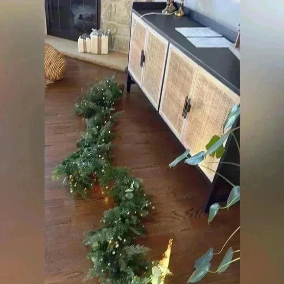 Frontgate Christmas garland pre-lit comes with battery pack 9 feet - Picture 3 of 11